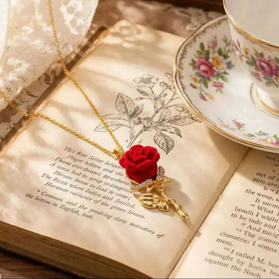 Collar Rosa Eterna sobre un libro vintage