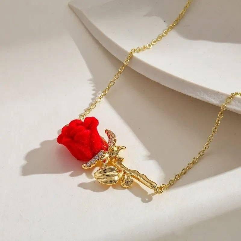 Collar Rosa Eterna sobre una superficie clara