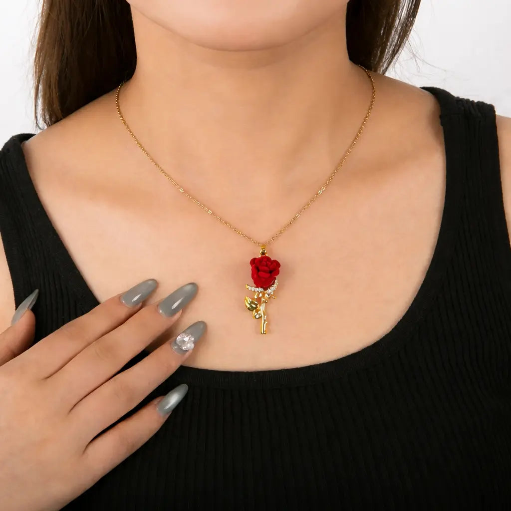 Primer plano del Collar Rosa Eterna puesto